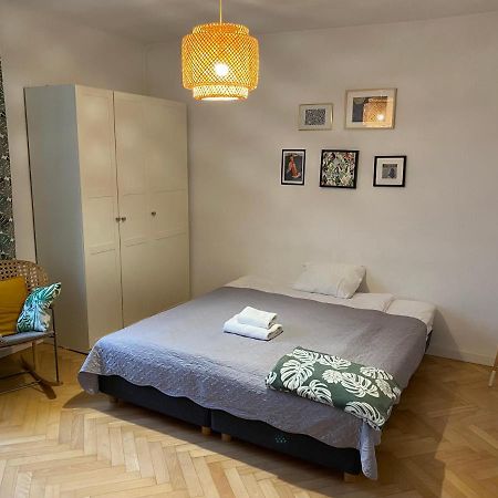 Slow Life Apartment Next To Metro Station Varsovia Exterior foto
