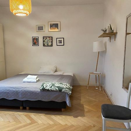 Slow Life Apartment Next To Metro Station Varsovia Exterior foto