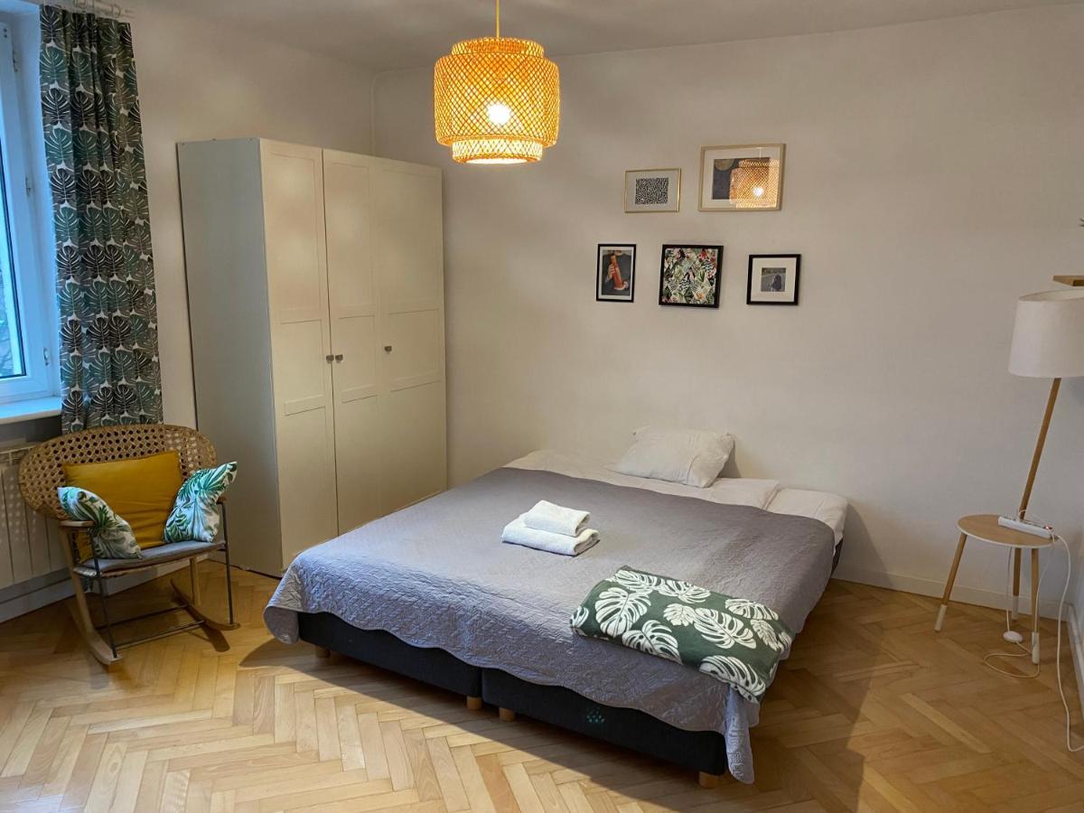 Slow Life Apartment Next To Metro Station Varsovia Exterior foto
